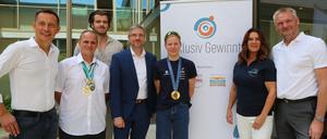Schirmherrin und Eislauf-Ikone Katarina Witt (2.v.r.) und Potsdams Oberbürgermeister Mike Schubert (SPD, 4.v.r.) zusammen mit dem Unterstützerteam von „Inklusiv gewinnt“.
