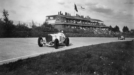 Die Rennfahrer-Legende Rudolf Caracciola braust am 31. August 1931 in einem Mercedes über die Avus. 