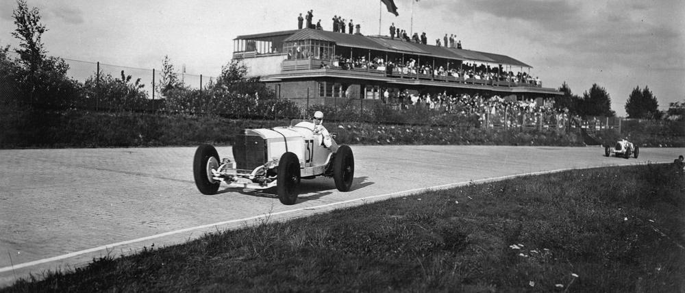 Die Rennfahrer-Legende Rudolf Caracciola braust am 31. August 1931 in einem Mercedes über die Avus.