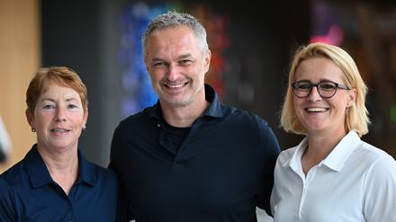 Christian Wück und seine Assistenztrainerinnen Maren Meinert (l.) und Saskia Bartusiak.