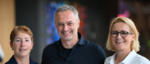 Christian Wück und seine Assistenztrainerinnen Maren Meinert (l.) und Saskia Bartusiak.
