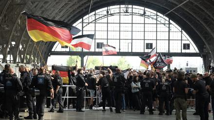 Teilnehmer einer rechtsextremen Versammlung im Hauptbahnhof. Mehrere Hundert Rechtsextreme demonstrierten gegen den zeitgleich geplanten Christopher-Street-Day (CSD). 