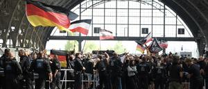 Teilnehmer einer rechtsextremen Versammlung im Hauptbahnhof. Mehrere Hundert Rechtsextreme demonstrierten gegen den zeitgleich geplanten Christopher-Street-Day (CSD). 