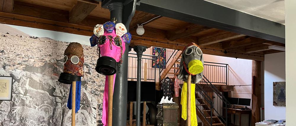 Blick in das Erdgeschoss der alten Mühle, im Vordergrund Nomin Bolds „Gasmaske“ von 2023.