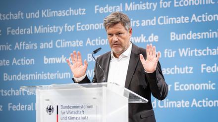 Bundeswirtschaftsminister Robert Habeck stellt das neue Förderprogramm für Klein- und Mittelständische Unternehmen vor. 