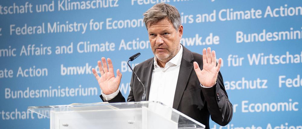 Bundeswirtschaftsminister Robert Habeck stellt das neue Förderprogramm für Klein- und Mittelständische Unternehmen vor. 