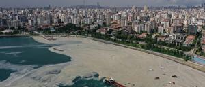 Bereits im Sommer 2021 überdeckte eine riesige Schleimschicht das Marmarameer in der Türkei wie hier in Istanbul.