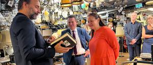 Hubertus Heil, Bundesminister für Arbeit und Soziales (Mitte), besuchte mit Manja Schüle, Ministerin für Wissenschaft, Forschung und Kultur des Landes Brandenburg, das Studio Babelsberg, wo er unter anderem mit Eike Wolf, Leiter des Studiobetriebes Babelsberg, sprach.