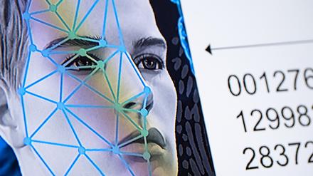 Eine Computergrafik zum Thema Gesichtserkennung ist auf einem Monitor am bayerischen Landeskriminalamt zu sehen.