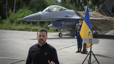 Der ukrainische Präsident Wolodymyr Selenskyj bei der Vorstellung der ersten F-16-Kampfjets, die Anfang August an die Ukraine geliefert worden waren. 