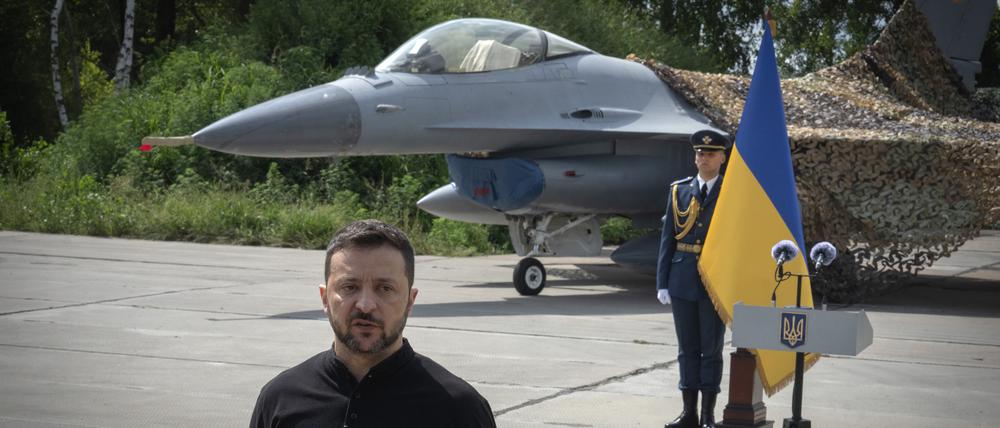 Selenskyj vor einem F-16-Jet (Archivbild)