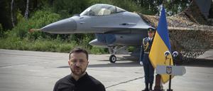Der ukrainische Präsident Wolodymyr Selenskyj bei der Vorstellung der ersten F-16-Kampfjets, die Anfang August an die Ukraine geliefert worden waren. 