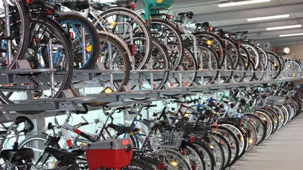 Ein Fahrradparkhaus, zu sehen und zu benutzen in Bernau.