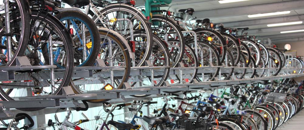 Ein Fahrradparkhaus, zu sehen und zu benutzen in Bernau.