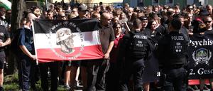 ARCHIV - 10.08.2024, Sachsen, Bautzen: Teilnehmer einer rechtsextremen Demonstration werden von Polizisten begleitet. In Bautzen findet ein Umzug zum Christopher-Street-Day (CSD) statt, die Abschlussparty nach dem Umzug wurde von den Organisatoren wegen möglicher Bedrohung durch Rechtsextreme abgesagt. (zu dpa: «Neonazis beim CSD: Queer-Beauftragte reisen nach Sachsen») Foto: Sebastian Willnow/dpa +++ dpa-Bildfunk +++