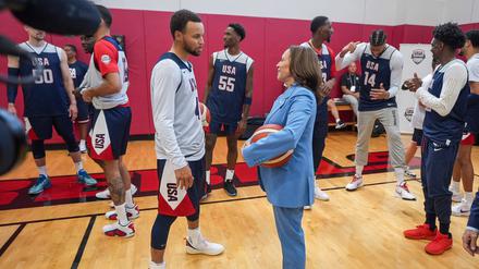 Stephen „Steph“ Curry von den Golden State Warriors und US-Vizepräsidentin Kamala Harris.