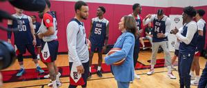 Stephen „Steph“ Curry von den Golden State Warriors und US-Vizepräsidentin Kamala Harris.