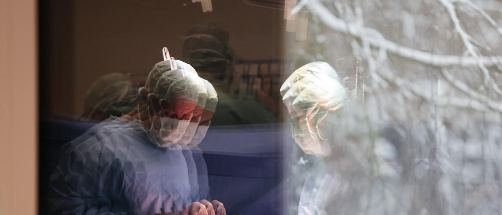 Zwei Ärzte führen eine Operation im OP durch.