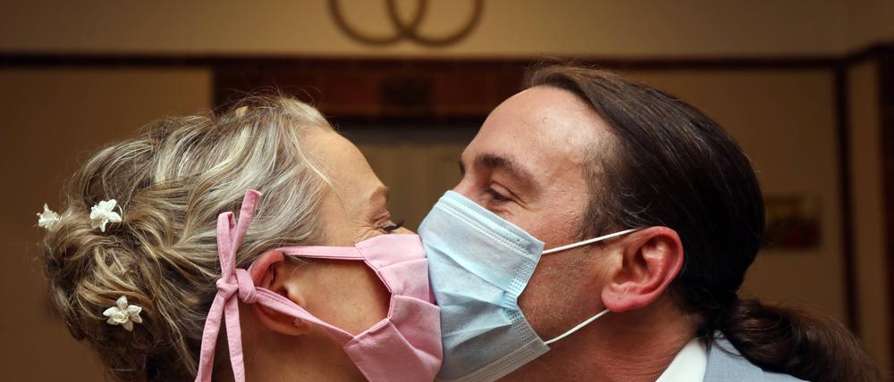 In Coronazeiten wird die Liebe vor ganz besondere Herausforderungen gestellt - so wie bei diesem Berliner Brautpaar.