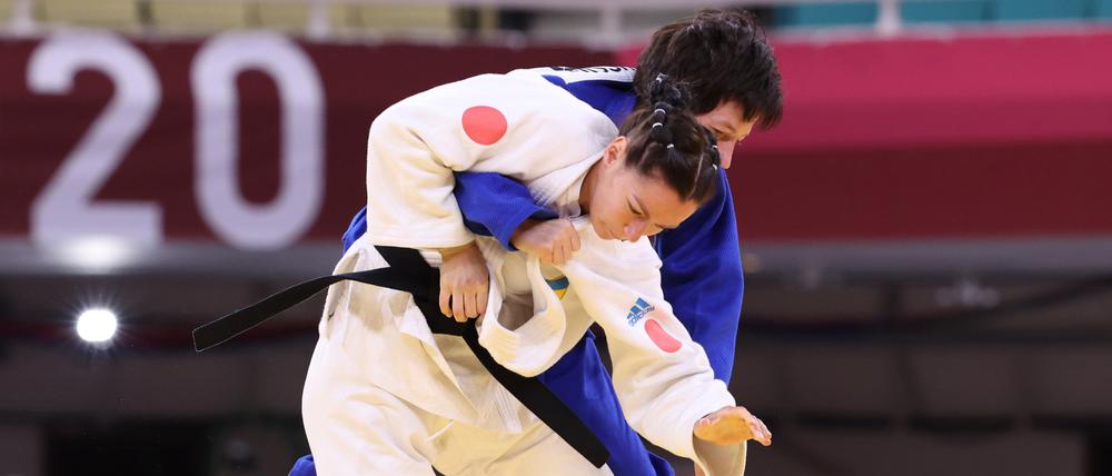 Paralympics 2021: Ramona Brussig (hinten) und Nataliya Nikolaychyk kämpfen im Judo.