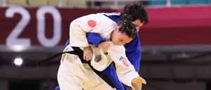 Paralympics 2021: Ramona Brussig (hinten) und Nataliya Nikolaychyk kämpfen im Judo.