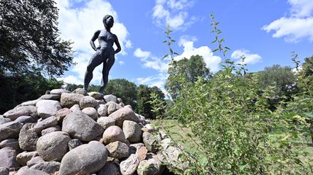 Skulptur von Stefan Ludes „Wo ist Goliath?“ im Garten der Villa Jacobs.