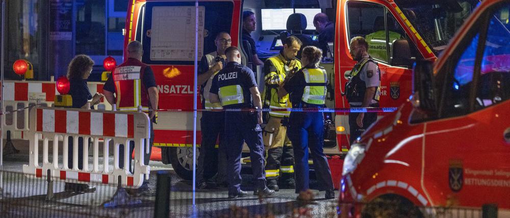 Zahlreiche Rettungswagen sind im Einsatz.