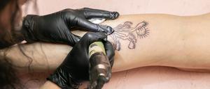 Ein Motiv des Künstlers Kennet Lekko kommt auf die Wade.