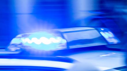 Zwei Männer geraten in Berlin-Friedrichshain aneinander. Der eine schlägt, der andere greift zum Messer.
