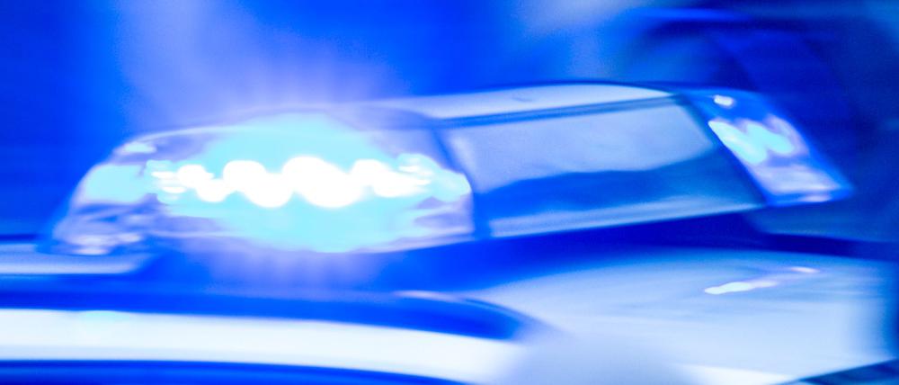 Zwei Männer geraten in Berlin-Friedrichshain aneinander. Der eine schlägt, der andere greift zum Messer.