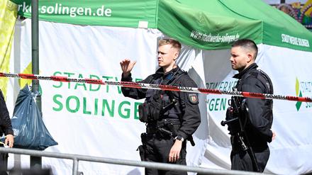 Polizisten sichern den Tatort in Solingen.