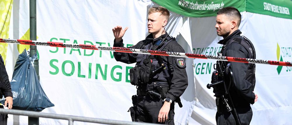 Polizisten sichern den Tatort in Solingen.