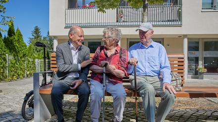 Bundeskanzler Olaf Scholz (SPD) trifft in Kleinmachnow zufällig auf die Rentner Margot Günther und Joachim Voigt.