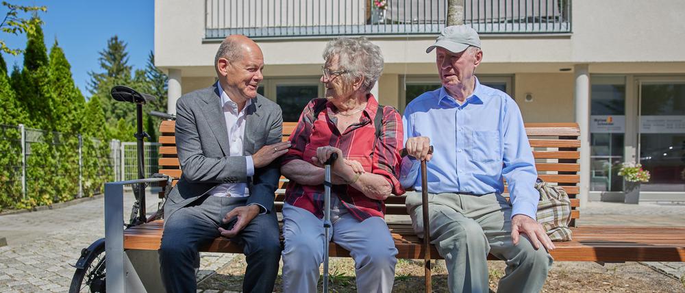 Bundeskanzler Olaf Scholz (SPD) trifft in Kleinmachnow zufällig auf die Rentner Margot Günther und Joachim Voigt.