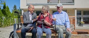 Bundeskanzler Olaf Scholz (SPD) trifft in Kleinmachnow zufällig auf die Rentner Margot Günther und Joachim Voigt.