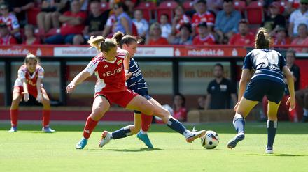 Es kam zu zahlreichen Zweikämpfen, wie hier zwischen Unions Dina Orschmann und Emilia Hirche vom HSV.