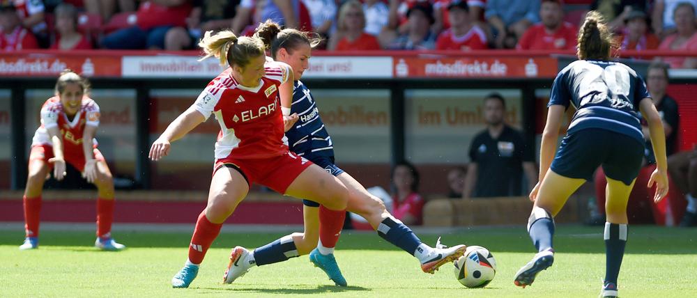 Es kam zu zahlreichen Zweikämpfen, wie hier zwischen Unions Dina Orschmann und Emilia Hirche vom HSV.