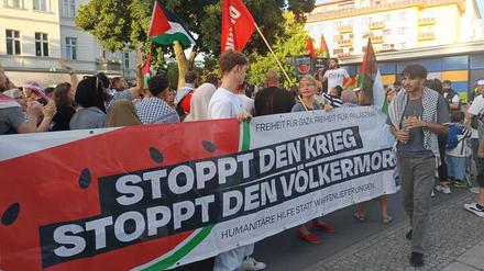 Teilnehmer an der Demonstration gegen den Krieg in Gaza am 23. August 2024 am Südstern in Berlin-Kreuzberg. Anti-Israel-Protest „Beats Against Genocide“.