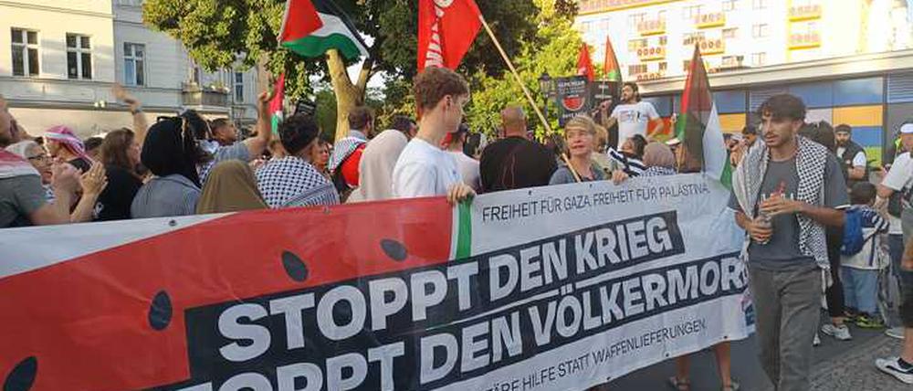 Teilnehmer an der Demonstration gegen den Krieg in Gaza am 23. August 2024 am Südstern in Berlin-Kreuzberg. Anti-Israel-Protest „Beats Against Genocide“.