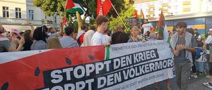 Teilnehmer an der Demonstration gegen den Krieg in Gaza am 23. August 2024 am Südstern in Berlin-Kreuzberg. Anti-Israel-Protest „Beats Against Genocide“.