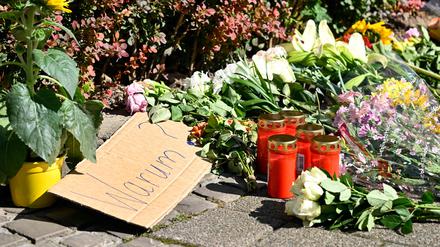 Ein Schild mit der Aufschrift „Warum?“ liegt am 24. August 2024 an einer behelfsmäßigen Gedenkstätte in der Nähe des Tatorts in Solingen.