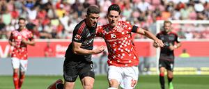 Robin Gosens (l.) lieferte sich in Mainz einige rasante Duelle mit Anthony Caci.