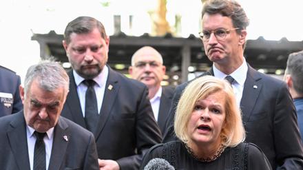 Nancy Faeser gibt am 24. August 2024 neben dem nordrhein-westfälischen Ministerpräsidenten Hendrik Wuest (R), dem Innenminister des Landes Nordrhein-Westfalen Herbert Reul (L) und dem Solinger Oberbürgermeister Tim Kurzbach eine Erklärung in der Nähe des Tatorts ab.