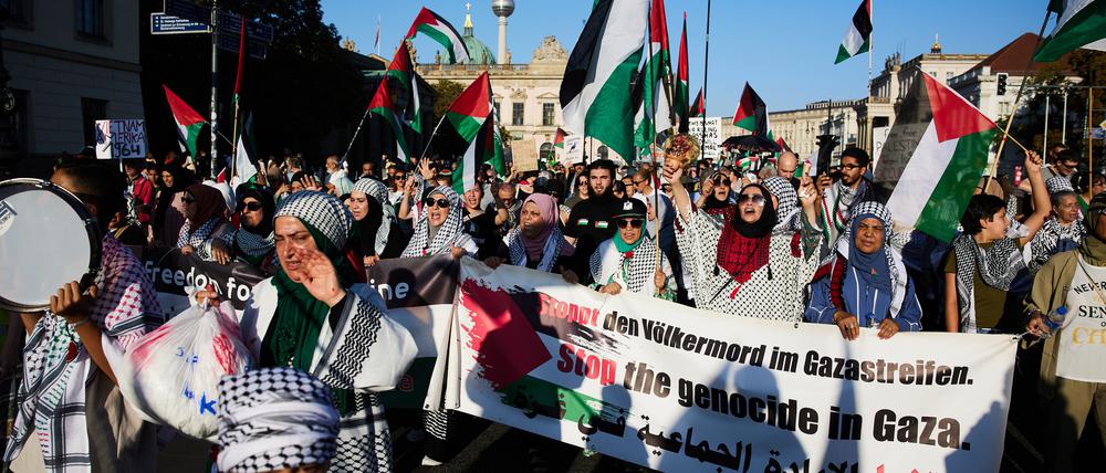 24.08.2024, Berlin: Teilnehmer haben sich zur Demonstration unter dem Motto Demonstration «Solidarität mit Palästina. Stoppt den Genozid Keine Waffen für Israel» versammelt. Foto: Jörg Carstensen/dpa +++ dpa-Bildfunk +++