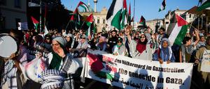 24.08.2024, Berlin: Teilnehmer haben sich zur Demonstration unter dem Motto Demonstration «Solidarität mit Palästina. Stoppt den Genozid Keine Waffen für Israel» versammelt. Foto: Jörg Carstensen/dpa +++ dpa-Bildfunk +++