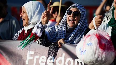 Frauen mit Kopftuch nehmen in Berlin an einer antiisraelische Kundgebung teil.