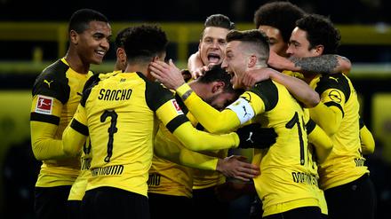 TOPSHOT - Dortmund's Spanish forward Paco Alcacer celebrates with teammates scoring during the German first division Bundesliga football match between Borussia Dortmund and Werder Bremen in Dortmund, western Germany on December 15, 2018. (Photo by Ina Fassbender / dpa / AFP) / Germany OUT / DFL REGULATIONS PROHIBIT ANY USE OF PHOTOGRAPHS AS IMAGE SEQUENCES AND/OR QUASI-VIDEO