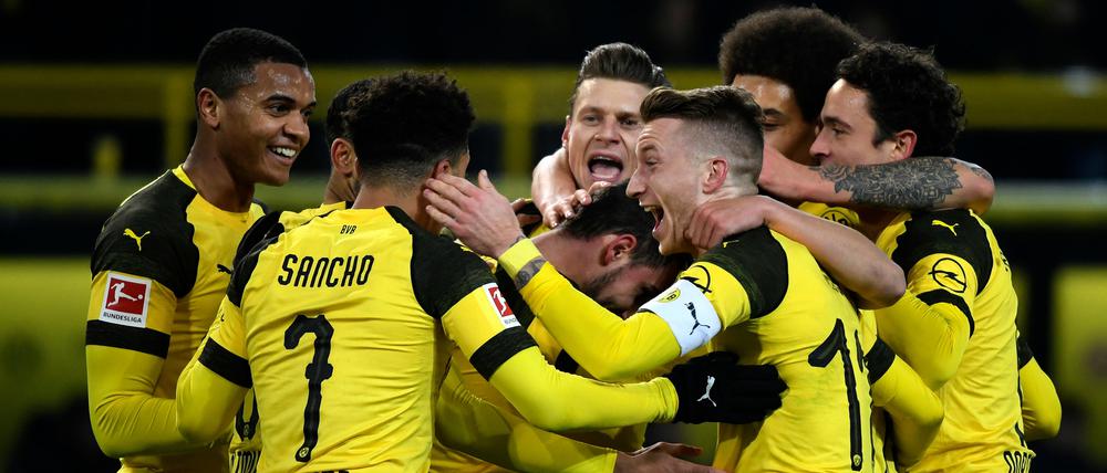 TOPSHOT - Dortmund's Spanish forward Paco Alcacer celebrates with teammates scoring during the German first division Bundesliga football match between Borussia Dortmund and Werder Bremen in Dortmund, western Germany on December 15, 2018. (Photo by Ina Fassbender / dpa / AFP) / Germany OUT / DFL REGULATIONS PROHIBIT ANY USE OF PHOTOGRAPHS AS IMAGE SEQUENCES AND/OR QUASI-VIDEO