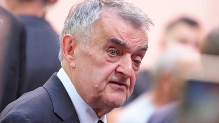 NRW-Innenminister Herbert Reul (CDU) beklagt, dass in allen Parteien nicht genug differenziert wird zwischen Messergewalt aus dem Affekt heraus und geplanten terroristischen Taten wie dem Messerattentat von Solingen.