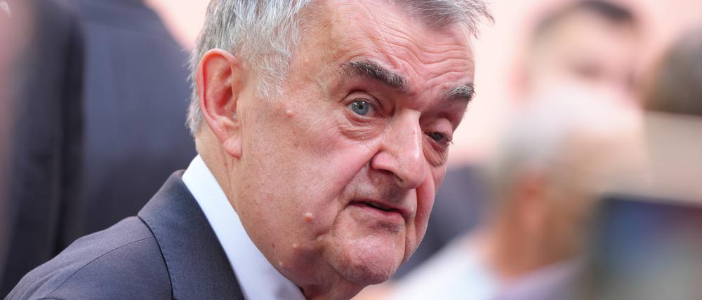 NRW-Innenminister Herbert Reul (CDU) beklagt, dass in allen Parteien nicht genug differenziert wird zwischen Messergewalt aus dem Affekt heraus und geplanten terroristischen Taten wie dem Messerattentat von Solingen.
